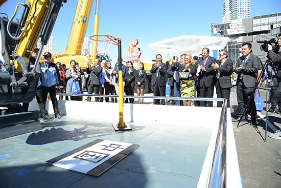 徐工XE35U液壓挖掘機(jī)現(xiàn)場(chǎng)揮毫潑墨、投籃表演，成為展場(chǎng)上的“閃亮明星”